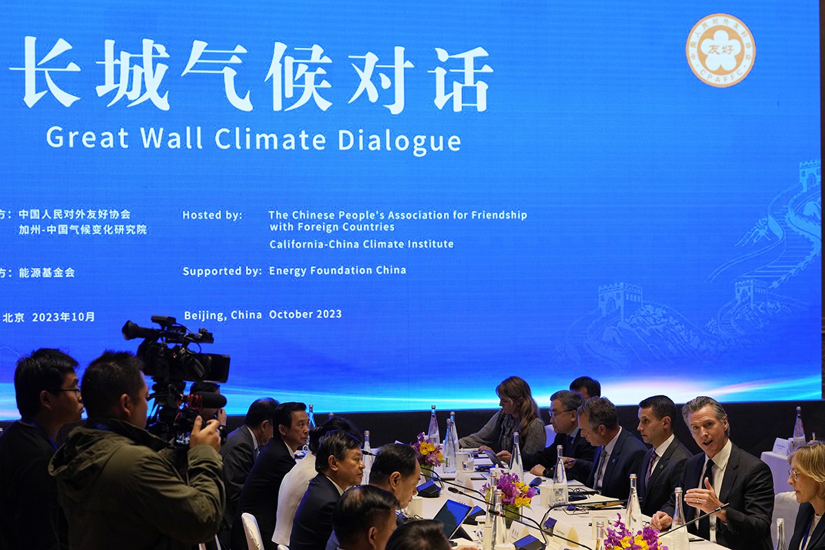 图为上月加州州长访华谈论气候；耶伦认为处理气候变迁刻不容缓。（美联社图片）