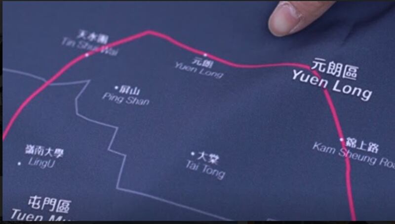 思乡时,刘珈汶会呆望这幅必定要带到英国的香港地图 (韦平 摄)